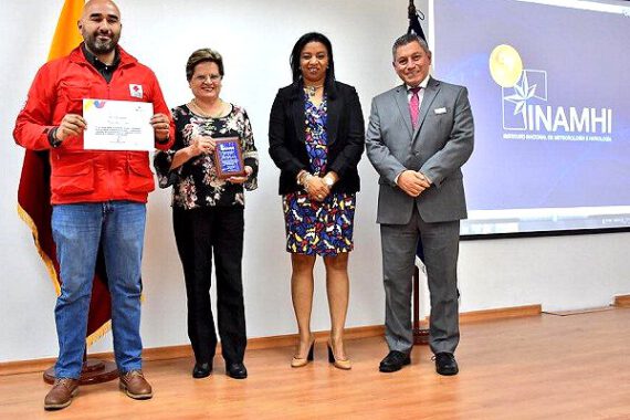 Ecuador met service award for joint FbF work with Red Cross